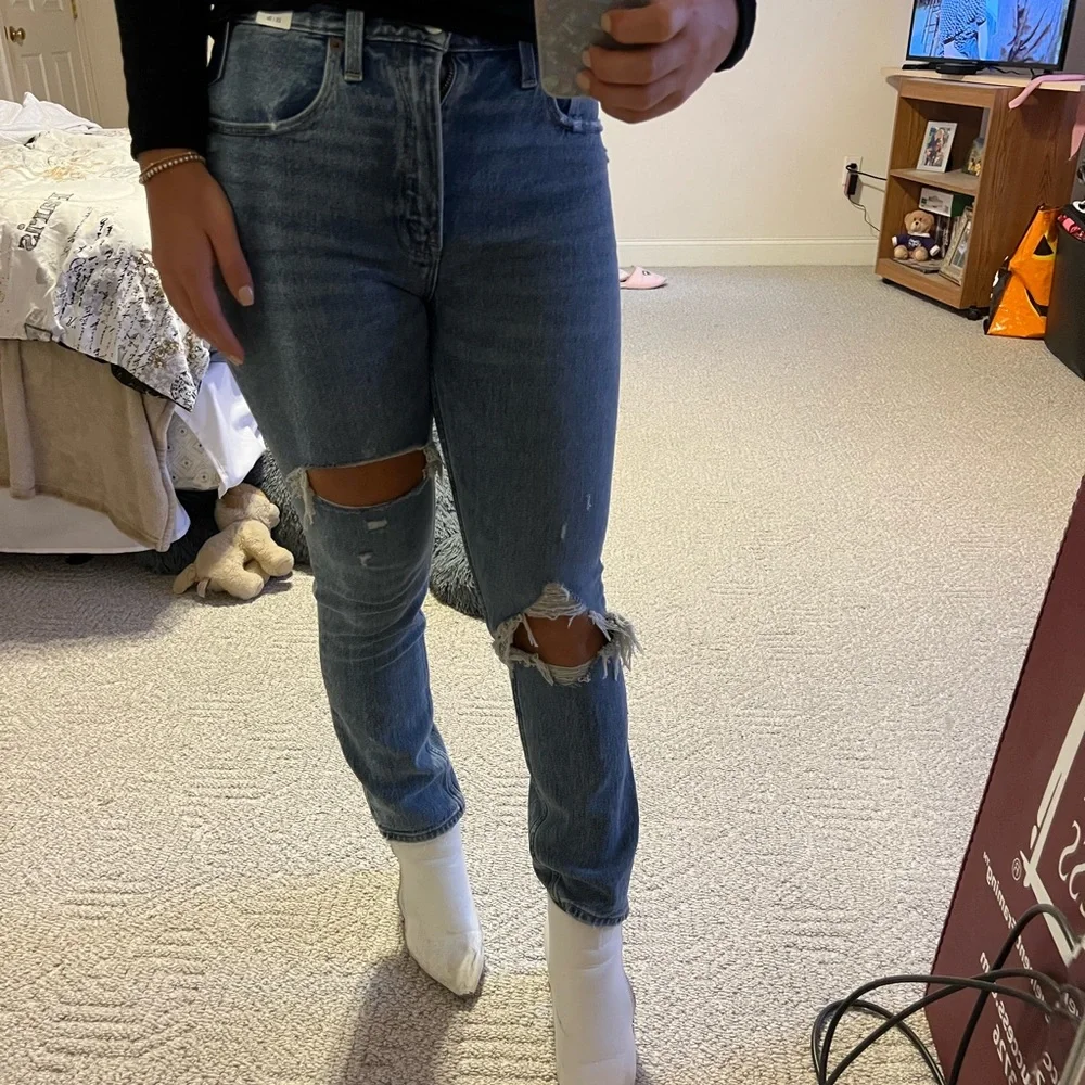Abercrombie & Fitch High Rise Mom Jeans - Medium Wash, Ripped - Picture 8 of 8